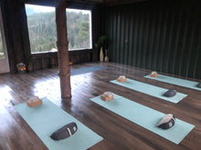 Load image into Gallery viewer, Yoga studio venter på deg